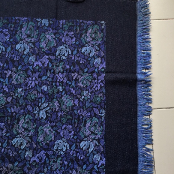 YSL 100% pure wool embroidered floral roses shawl - Picture 5 of 8